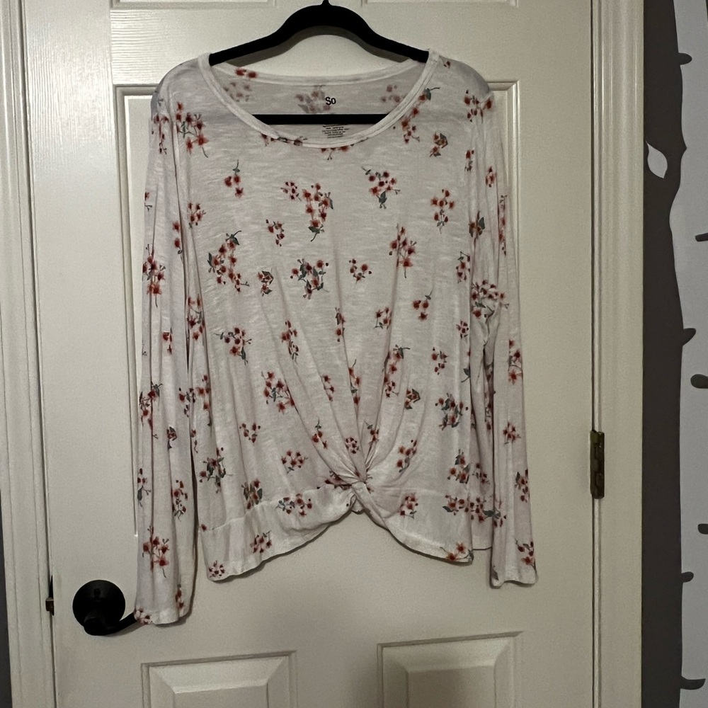 So 2X junior plus top off white with flowers